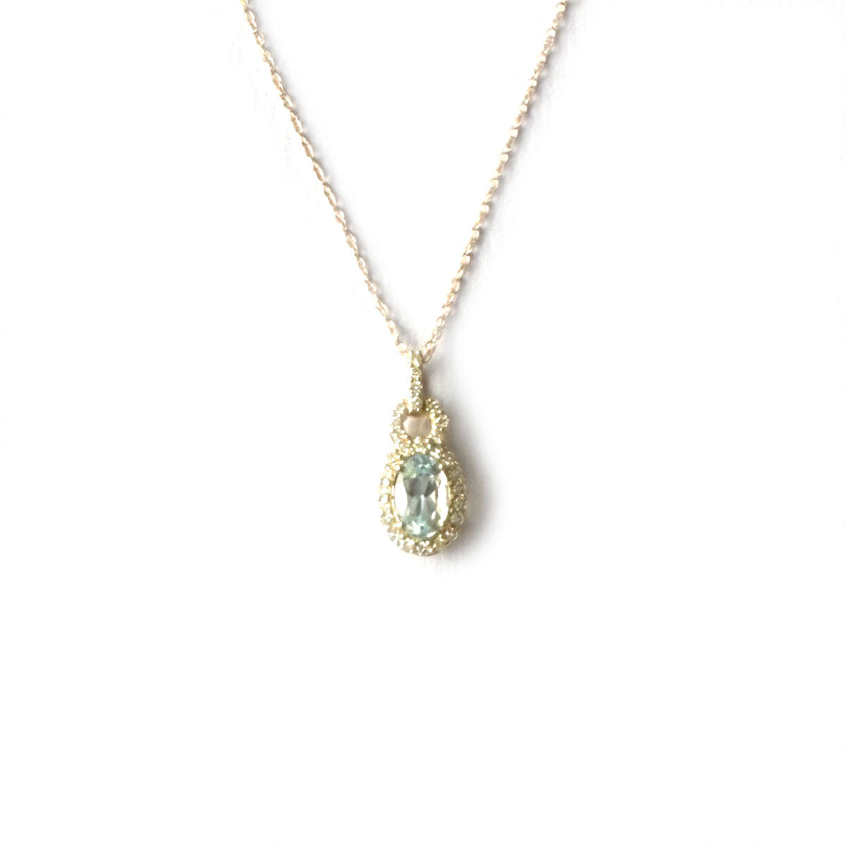 Collar en oro amarillo 10k con aguamarina ovalada con pasacadena y halo de diamantes 0.18ctw