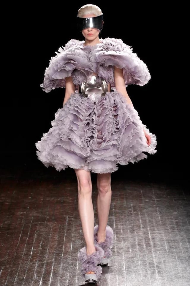 I love how Effie wore so much Alexander McQueen in Catching Fire : r/Hungergames