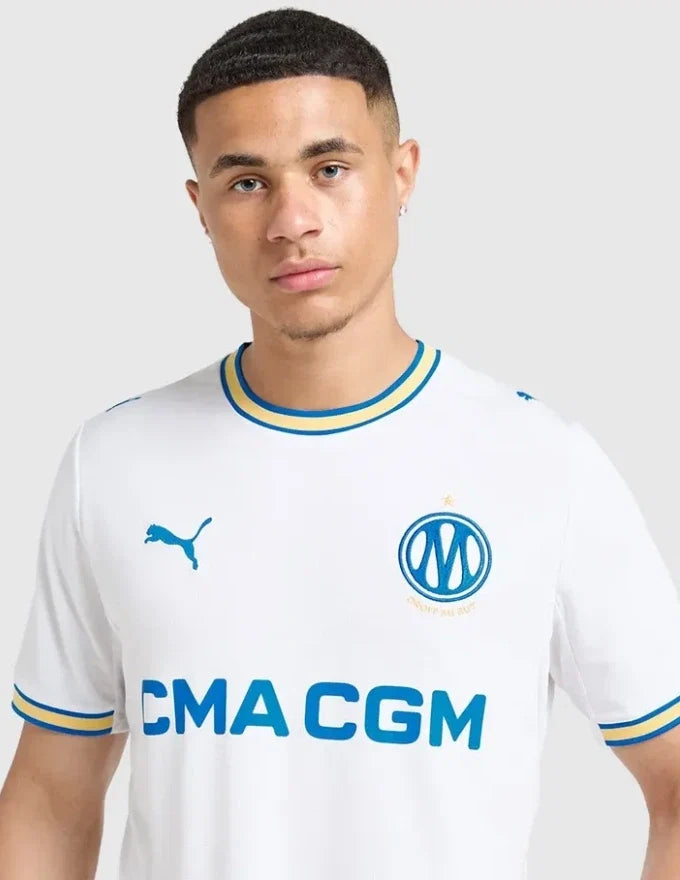 Marsiglia Maglia Home 2026/2027 Puma bianca con colletto a righe blu e giallo - ritratto busto