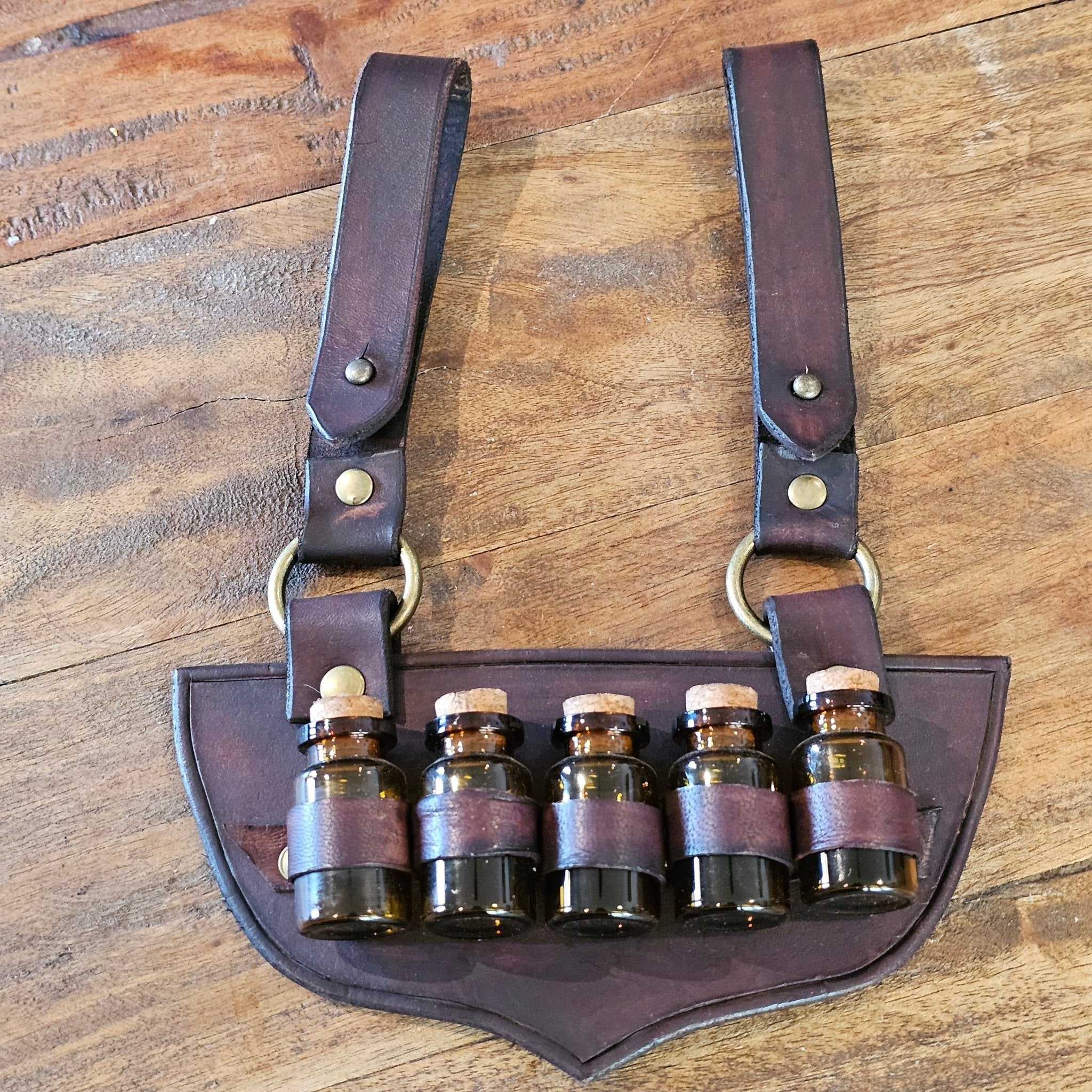 Porte - fioles steampunk en cuir – Accessoire alchimiste ou sorcière steampunk médiéval fait main | Atelier AnJo