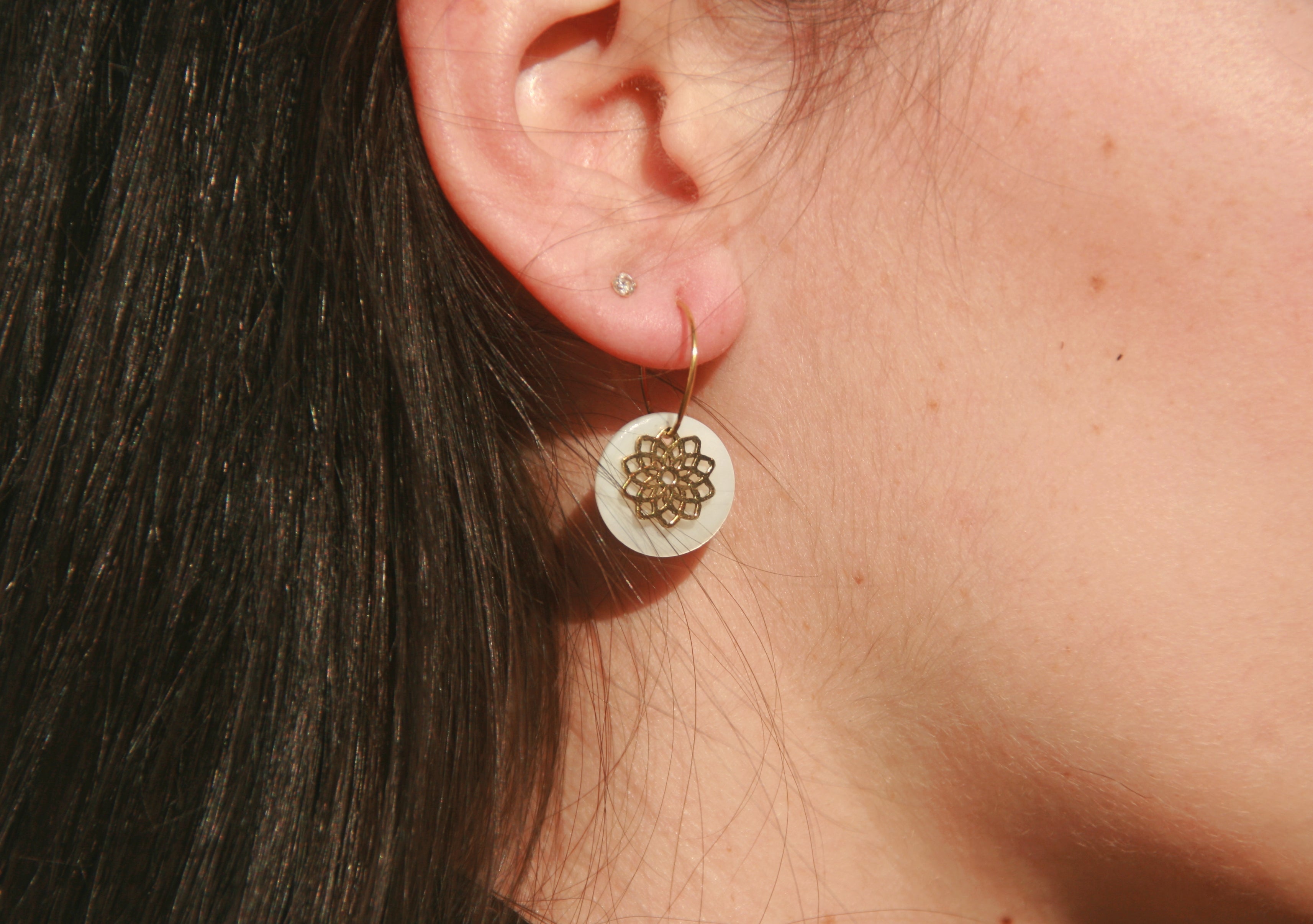 Boucles d'oreilles petites créoles nacre et fleur - acier inoxydable